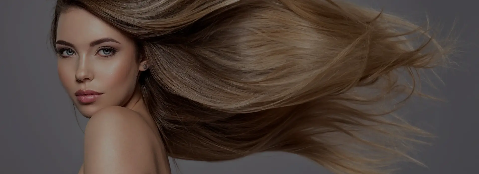 Kobieta z długimi włosami na szarym tle